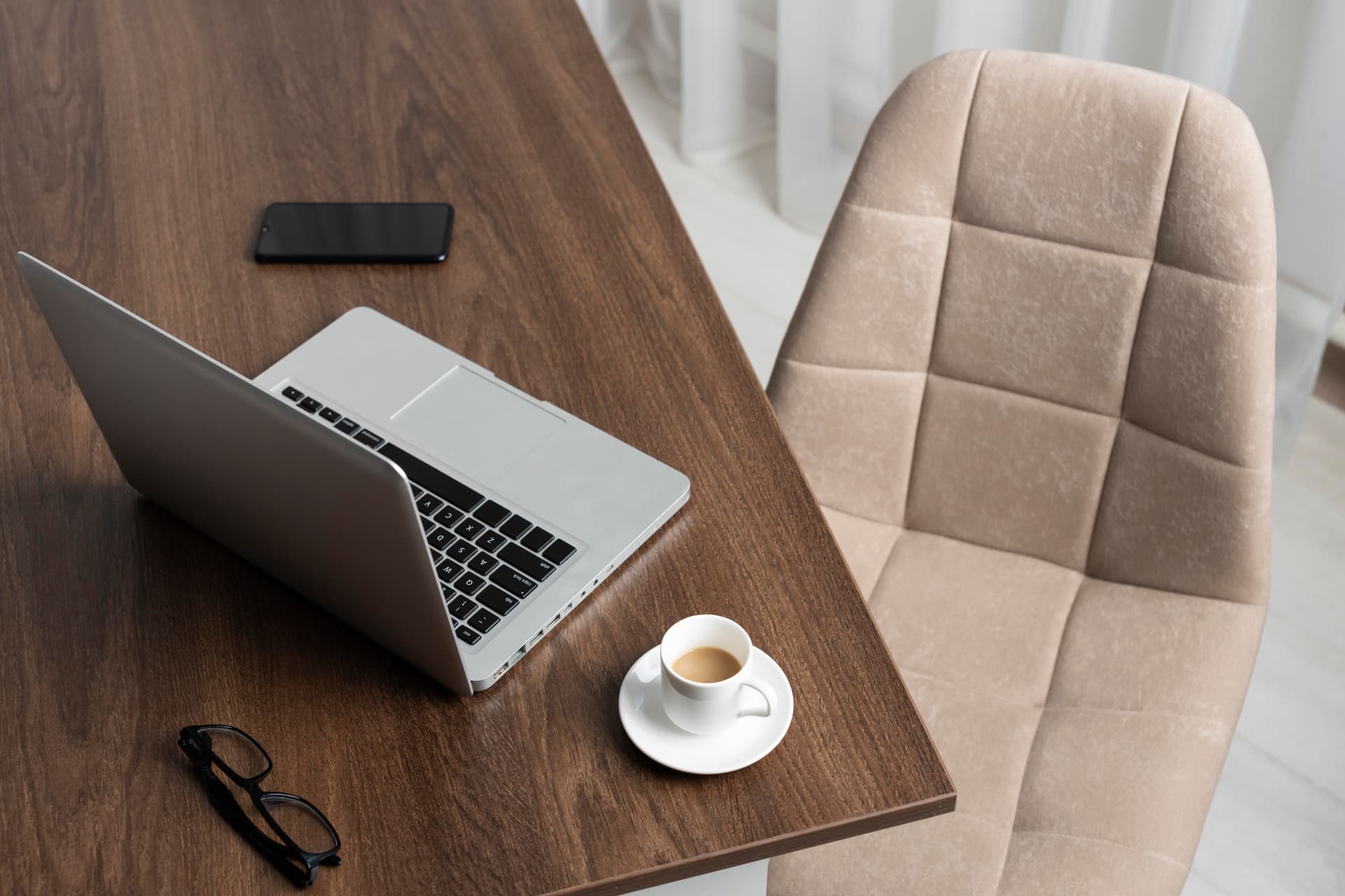 Minimalista íróasztal laptoppal, természetes fény